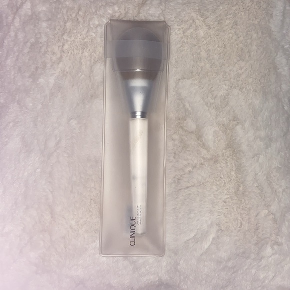🆕 Clinique Powder Brush - Picture 2 of 3